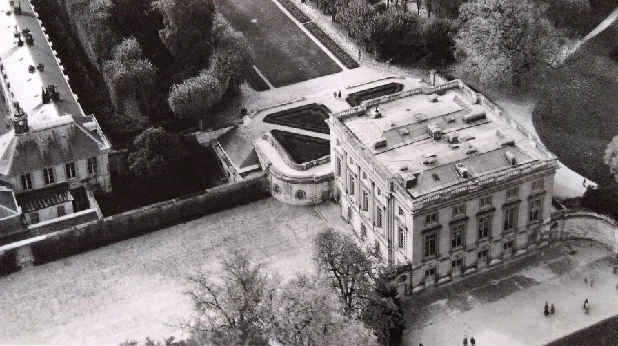 Photos EGO IMAGO | Ancienne Photo A Rienne De Roger Henrard " Le Petit Trianon Versailles " 1952