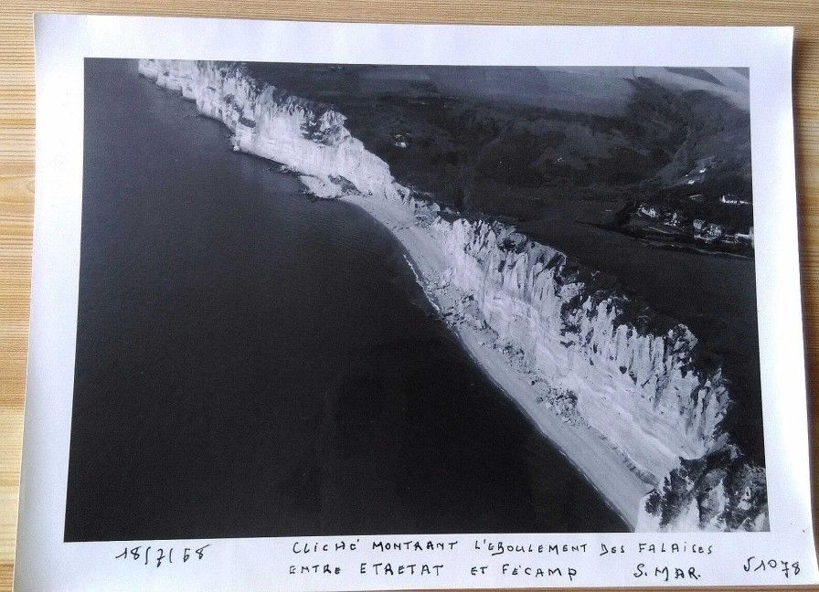 Photos EGO IMAGO | Ancienne Photo A Rienne De Roger Henrard " Boulement Des Falaises Etretat 1955