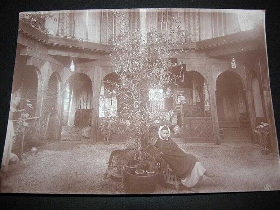 Photos EGO IMAGO | Photographie "Homme Marocain Dans Un Patio" Tirage Argentique D' Poque Vintage