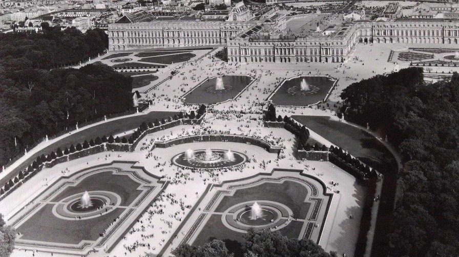 Photos EGO IMAGO | Ancienne Photo A Rienne De Roger Henrard " Le Chateau De Versailles " 1952