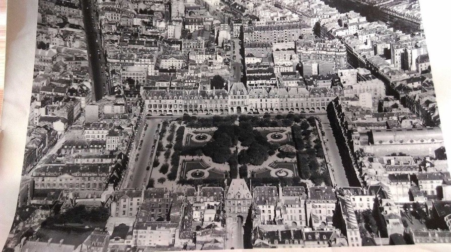 Photos EGO IMAGO | Ancienne Photo A Rienne De Roger Henrard 1955 " Place Des Vosges Paris " -