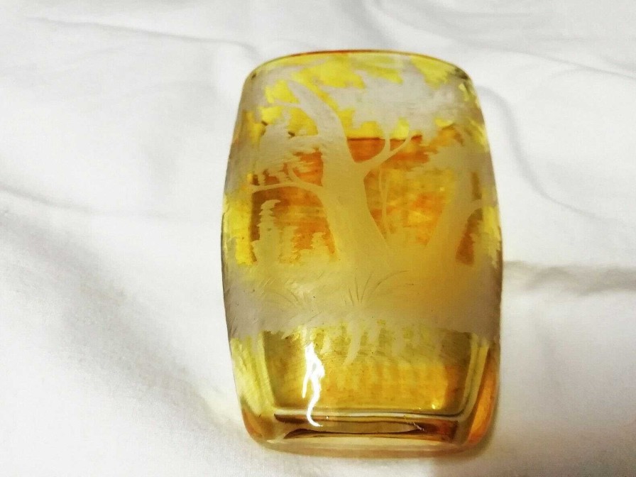 Objets EGO IMAGO | Ancien Vase En Cristal De Boheme Poque Fin Xixe D Cor De Chasse Fond Jaune