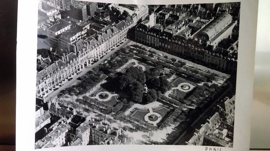 Photos EGO IMAGO | Ancienne Photo A Rienne De Roger Henrard 1955 " Place Des Vosges Paris "