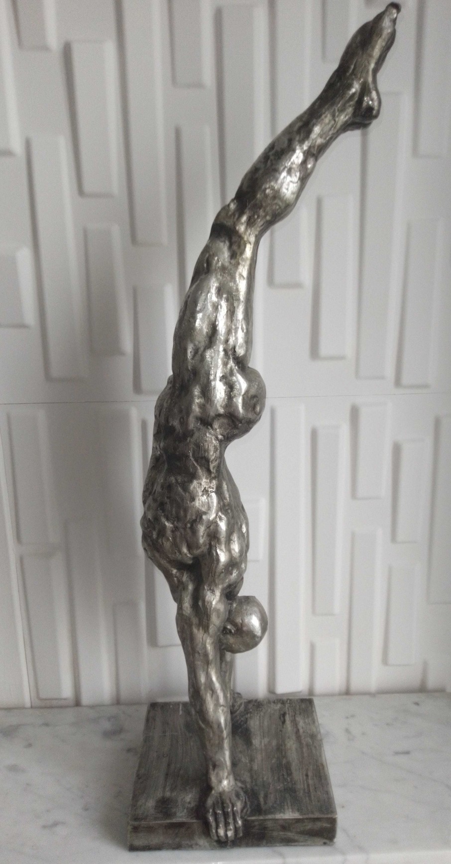 Sculptures EGO IMAGO | Grande Sculpture D Corative " Le Gymnaste Quilibriste" En R Sine Argent H. 60 Cm