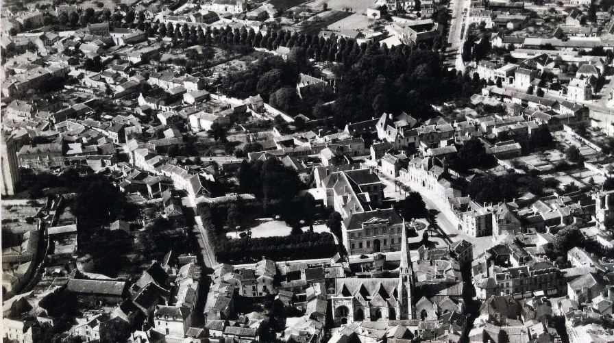 Photos EGO IMAGO | Ancienne Photo A Rienne De Roger Henrard " Loudun " La Vienne 1957