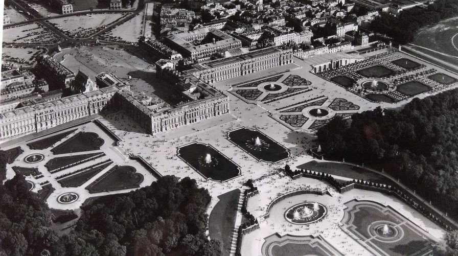 Photos EGO IMAGO | Ancienne Photo A Rienne De Roger Henrard " Le Chateau De Versailles " 1952