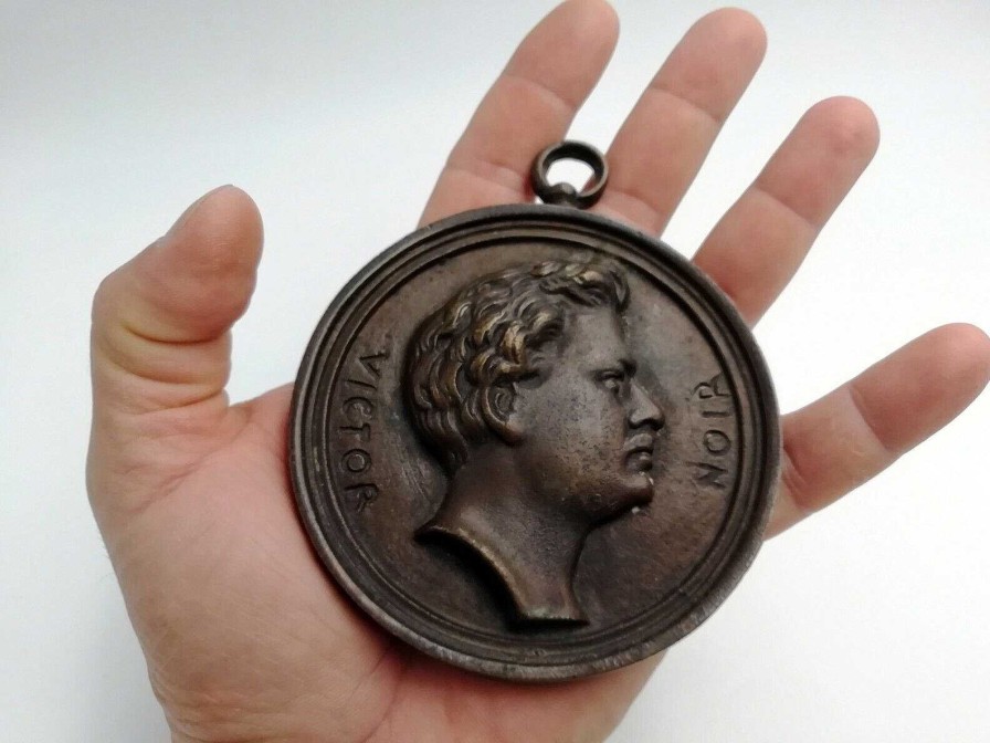 Objets EGO IMAGO | Victor Noir (1848-1870) M Daille Plaque En Bronze Xixe Journaliste Ecrivain