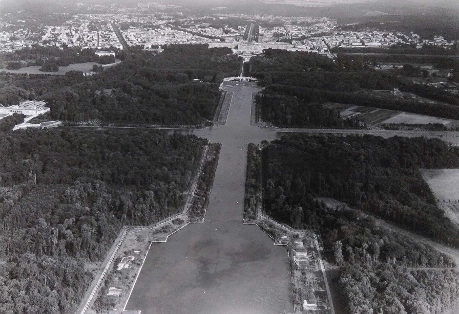 Photos EGO IMAGO | Ancienne Photo A Rienne De Roger Henrard " Le Chateau De Versailles " 1952