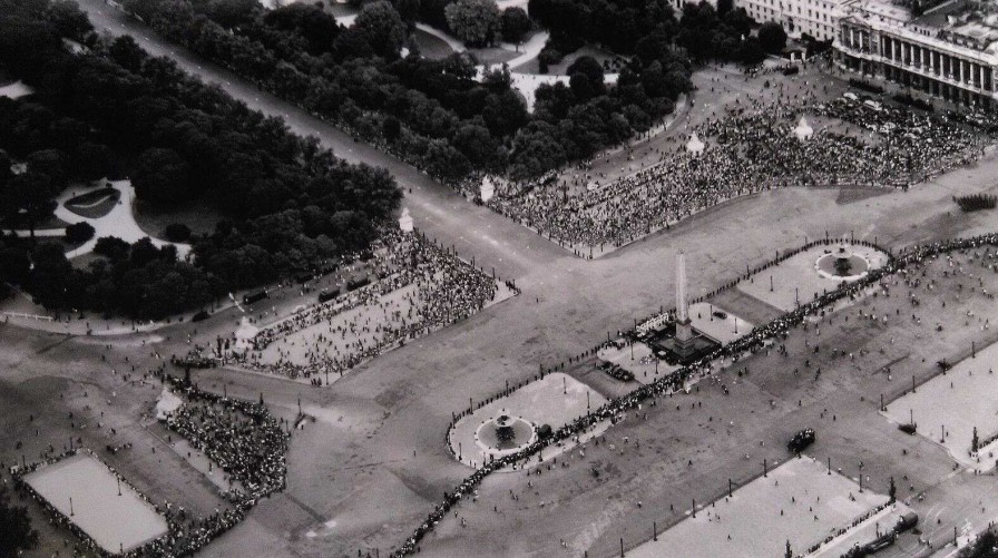 Photos EGO IMAGO | Ancienne Photo A Rienne De Roger Henrard " Paris Fete Nationale " 14 Juillet 52